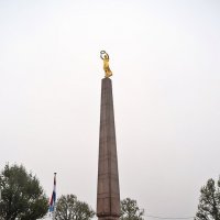 Люксембург в туманном мареве дождя... Монумент "Золотая дама" :: Татьяна Ларионова