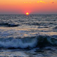 Припасть к морской воде и день прошедший смыть   Внимать покой прохладного заката :: Светлана 