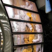Станция метров Фонвизинская. Украшена голографическими изображениями на тему "Недоросля" :: Александр Чеботарь