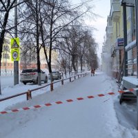 Опасная зона, снег с крыши сбрасывают  в -28. :: Михаил Полыгалов
