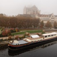 Осер (Auxerre). Туманное утро. Река Йонна. Собор Сент-Этьен. Епископский дворец. :: Надежда Лаптева