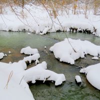 валит снег и -12, а речка течет... :: Александр Прокудин