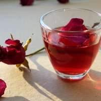 Красный чвй с ароматом роз. :: Нина Сироткина 
