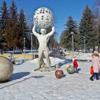 возле скульптуры :: юрий иванов 