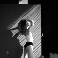 Девушка в черном белье и белом топе на фоне полос солнечных лучей :: Lenar Abdrakhmanov
