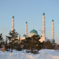 Мартовский снег...Святая мечеть Караганды. :: Андрей Хлопонин