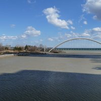 Мост через р. Хамбер, за ним оз. Онтарио и парочка идущая по набережной. Март 2021 г. :: Юрий Поляков