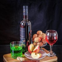С яблоком и орехами. :: Сергей Коринкевич