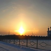 Световые солнечные столбы над Челябинском :: Анатолий Мо Ка