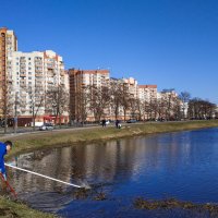 Уборка пруда собственными силами в Воронцовском сквере :: Роман Алексеев