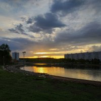 Трудно стало снимать закаты на Гольяновском пруду. Но пока слегка пускают :: Андрей Лукьянов