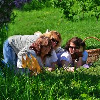 Весёлые красавицы в саду сирени... :: Тамара Бедай 