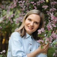 Портрет девушки в цветении в парке :: Наталья Преснякова