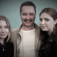 Папа и две дочки! :: Александр Яковлев  (Саша)
