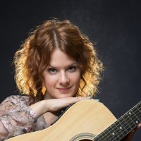 Женский портрет с гитарой :: Борис Борисенко