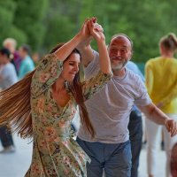 Танцы летом в Питере :: юрий затонов