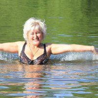 Женщина купается в реке, Солнце замирает вдалеке, Нежно положив на плечи ей Руки золотых своих лучей :: Марина Валиуллина