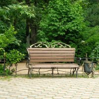 Скамейка в саду :: Александр Рыжов