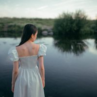 Девушка в белом платье стоит на берегу голубого озера летним вечером :: Lenar Abdrakhmanov