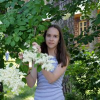 Девушка в цветущем парке :: Екатерина Зернова