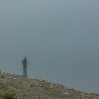 Рыбак в дымке тумана :: Игорь 
