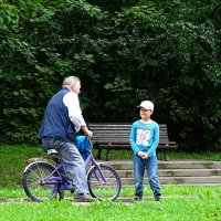 Урок езды на детском велосипеде от дедушки. :: Милешкин Владимир Алексеевич 