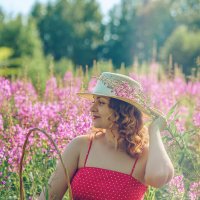 Девушка в поле иван-чая :: Юлия Крапивина