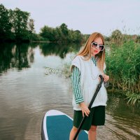 Девушка в стильной дизайнерской одежде плывет по реке на сапборде на рассвете :: Lenar Abdrakhmanov