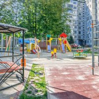Белгород, детская и тренажёрная площадка возле дома Щорса 44 :: Игорь Сарапулов