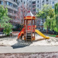 Белгород, детская игровая площадка возле дома Есена 20 :: Игорь Сарапулов