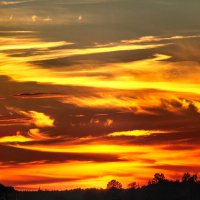 Слоистые облака в огненном окрасе закатного солнца :: Анатолий Клепешнёв