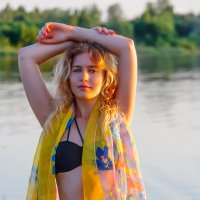 Портрет девушки на озере в закатные часы :: Анатолий Клепешнёв