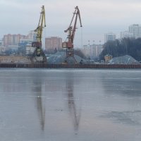 Двое у замёрзшего Химкинского водохранилища. :: Евгений Седов