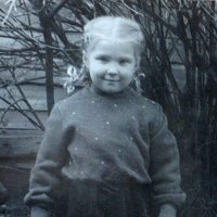 Был октябрь, был 1958 год, было мне 4 года и косички были как у Золушки :: Надежд@ Шавенкова