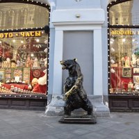 Медведь на Никольской улице в Москве :: Александр Качалин