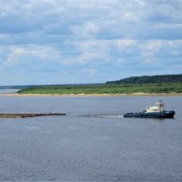 И в наши дни Северная Двина осталась рекой-труженицей. :: ЛЮДМИЛА 