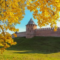 Теплый осенный день. Кремлевские стены в Великом Новгороде :: Олег Фролов
