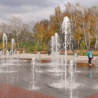 В осеннем парке у фонтана :: Андрей K.