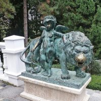 Амур и лев на лестнице Раевского в парке "Айвазовское :: Лидия Бусурина