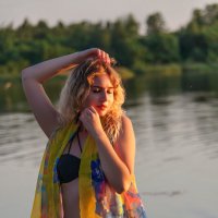 Портрет девушки в купальнике на закате летнего дня :: Анатолий Клепешнёв