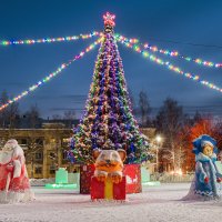 Ухта. Снежно-ледовый городок на Первомайской площади :: Николай Зиновьев