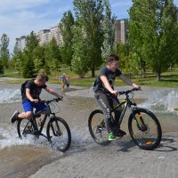 Пацаны на велосипедах... Фонтаны смеха и радости наших граждан. :: Андрей Хлопонин