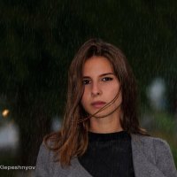 Портрет девушки под дождём :: Анатолий Клепешнёв