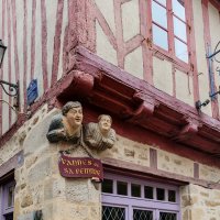 Франция. Бретань. Город Ван.Старинный дом со скульптурой «Ван и его жена». 15 век. :: Надежда Лаптева