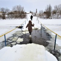 Всему виной вода,выступившая на лёд. :: ЛЮДМИЛА 