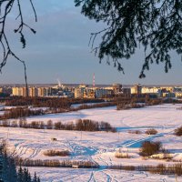 Ухта зимняя. Вид с вершины лыжного спуска высокого берега реки Ухта. Республика Коми :: Николай Зиновьев