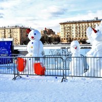Снеговики на Пушкинской набережной :: Анатолий Колосов