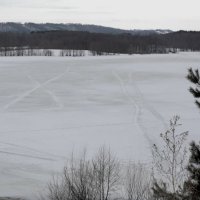 Следы на льду озера. :: Николай Масляев