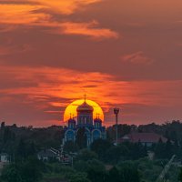 собор на фоне заходящего солнца :: Виталий Емельянов