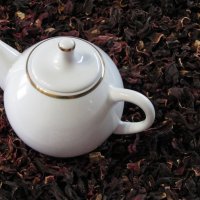 Белый заварной чайник на фоне чая каркаде. :: Татьяна Гнездилова